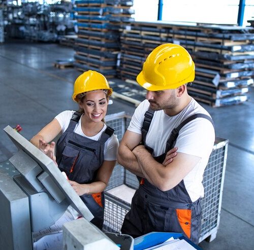 empleados-industriales-maquina